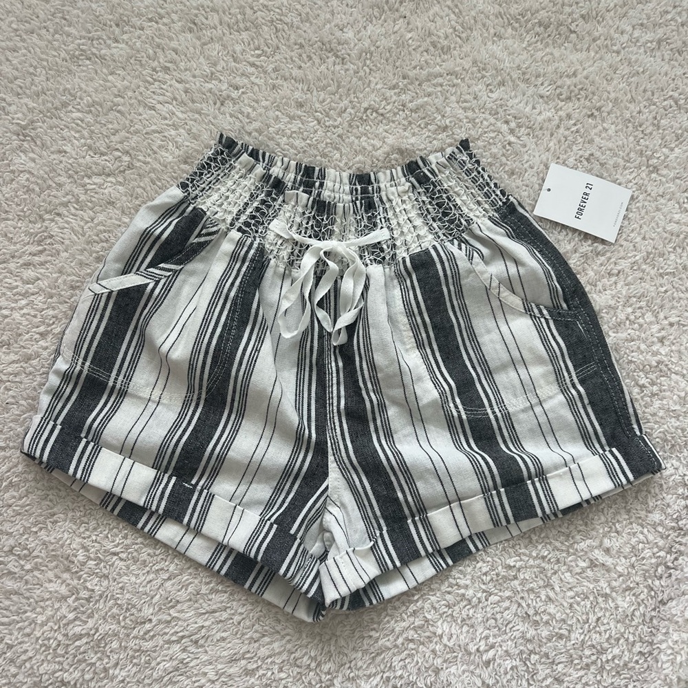 FOREVER 21 Cream/Black Pin Stripe Woven Shorts Small